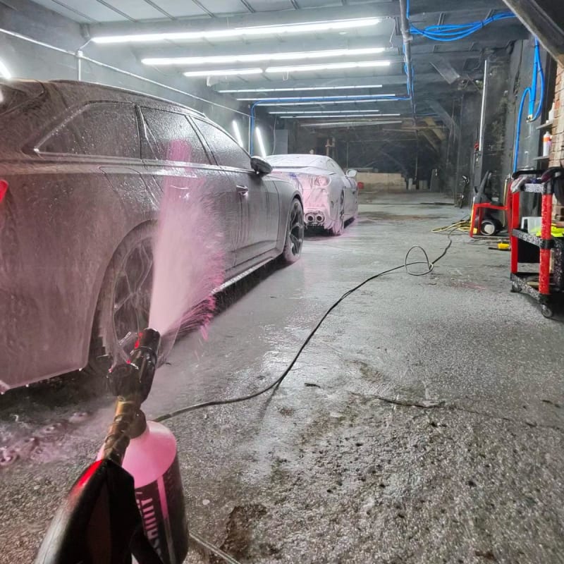 Audi RS6 Avant noire — rinçage haute pression sous tunnel atelier Angel's 356