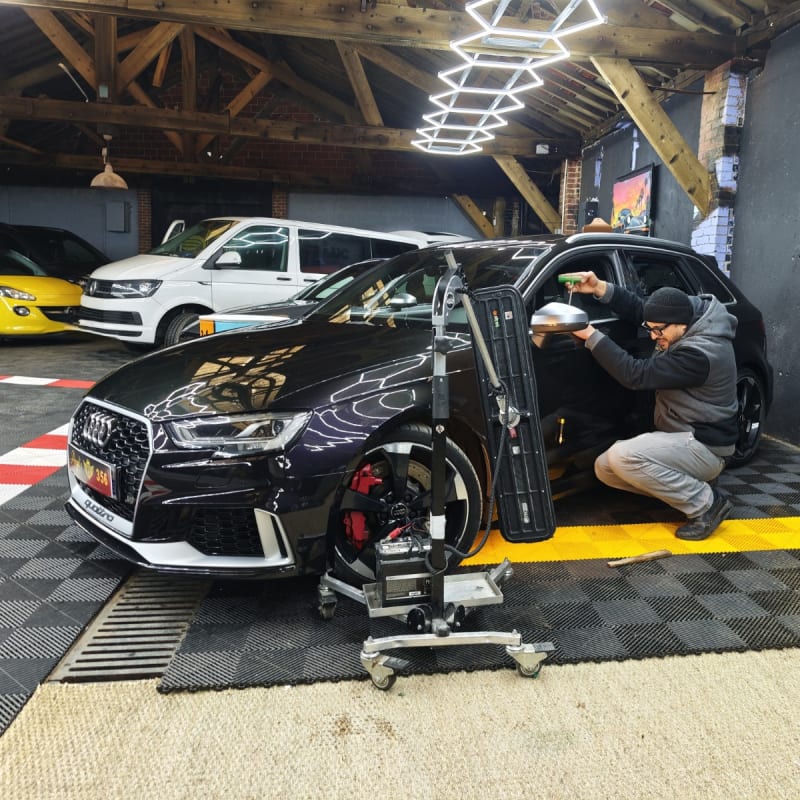 Audi RS3 Sportback noire — passage polisseuse en showroom finition correction peinture