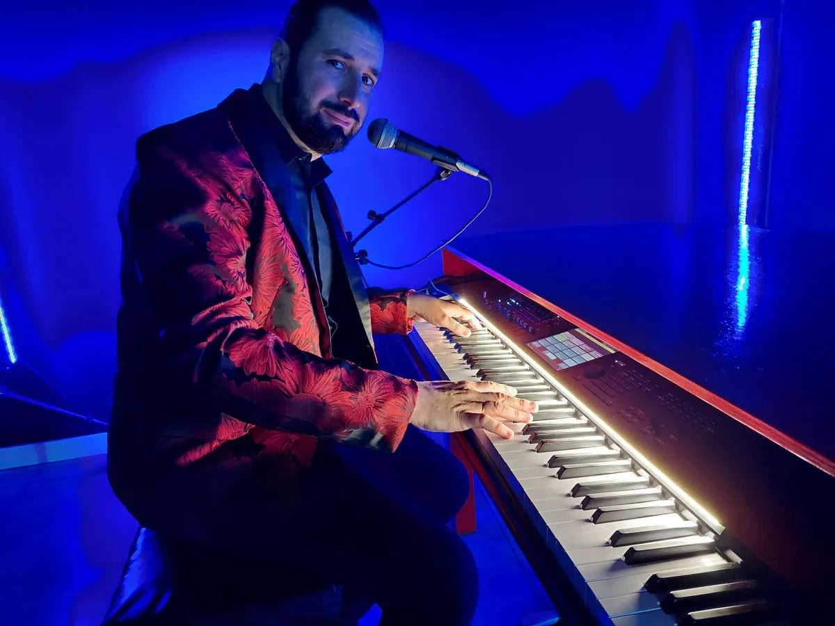 REYES ELTON SHOW — piano rojo