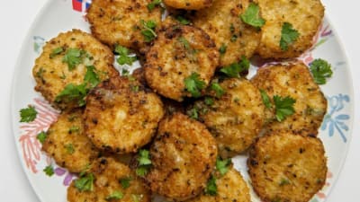 Tostones con Mojo y Salsa de Ají