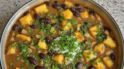 Sopa de Yuca con Frijoles Negros