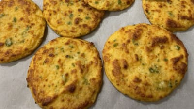 Tortas de Yuca con Queso y Salsa de Aguacate