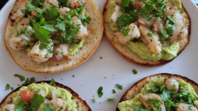 Tostada de Cangrejo con Salsa de Aguacate