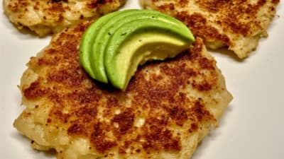 Tortas de Yuca con Salsa de Aguacate
