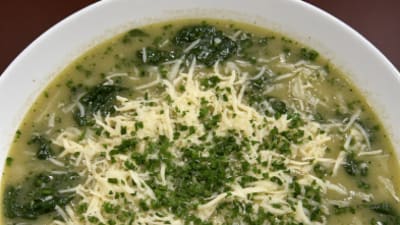 Sopa de Espinacas con Queso y Cebolla