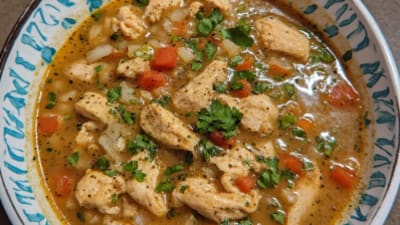 Sopa de Pollo con Flor de Calabacín