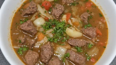 Sopa de Carne con Flor de Calabacín