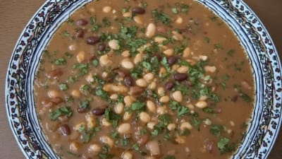 Sopa de Frijoles con Flor de Calabacín