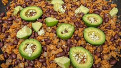 Frijoles con Chicharrón y Aguacate