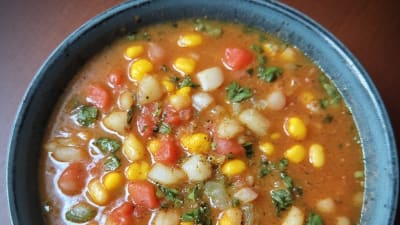 Sopa de Elote con Flor de Calabacin