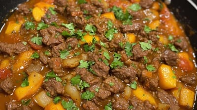 Carne Guisada con Yuca