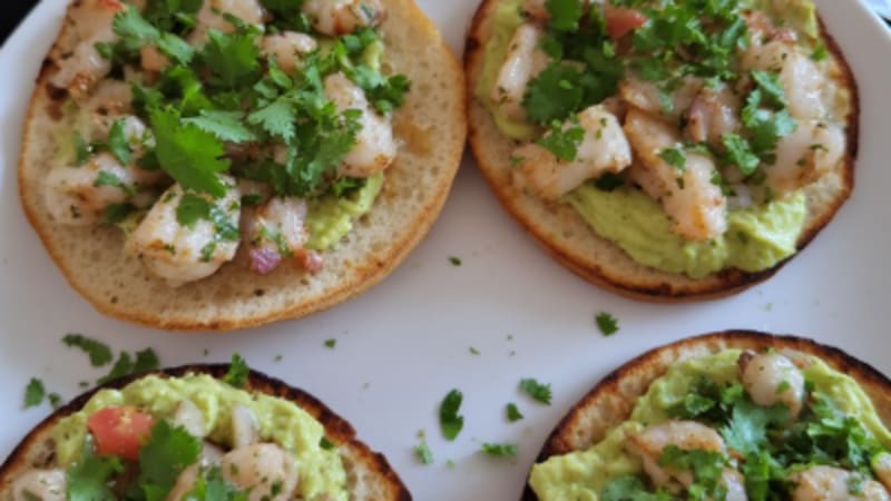 Tostada de Cangrejo con Salsa de Aguacate