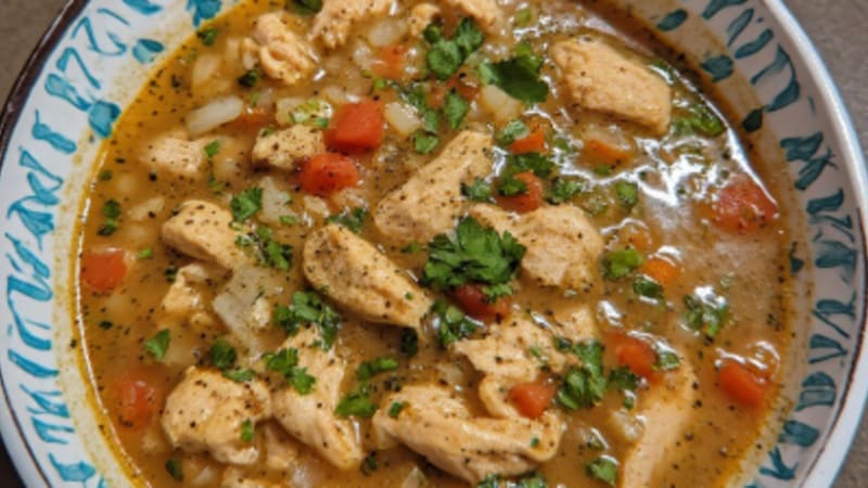 Sopa de Pollo con Flor de Calabacín