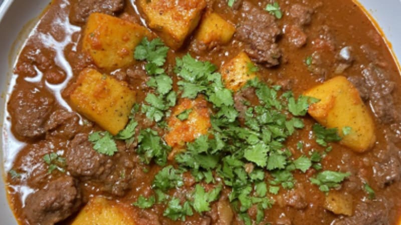 Seco de Carne con Plato de Yuca