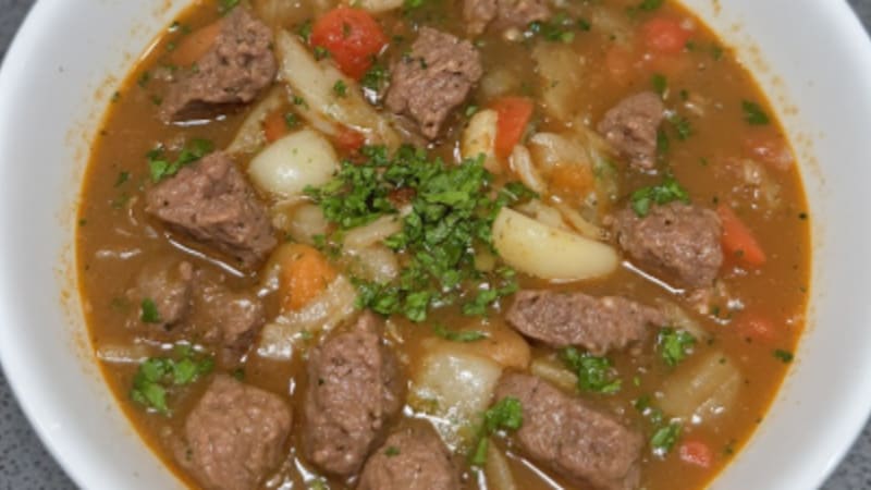 Sopa de Carne con Flor de Calabacín