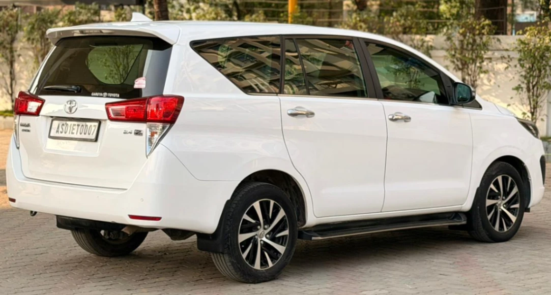 Toyota Innova Crysta - Thumbnail 2