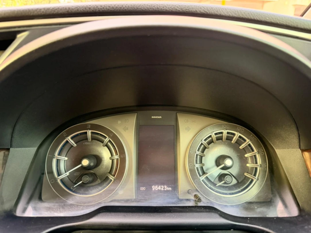 Toyota Innova Crysta - Thumbnail 5