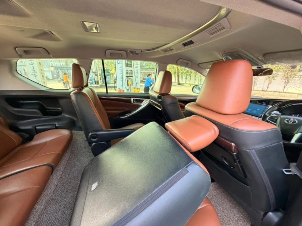 Toyota Innova Crysta - Thumbnail 8