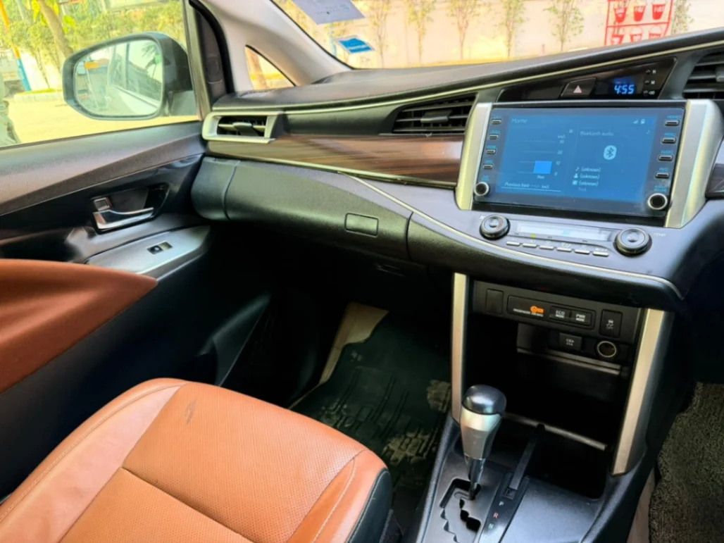 Toyota Innova Crysta - Thumbnail 9