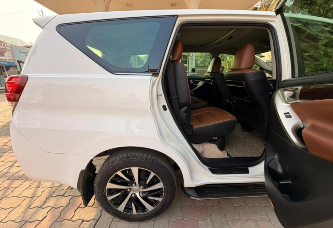 Toyota Innova Crysta - Thumbnail 12