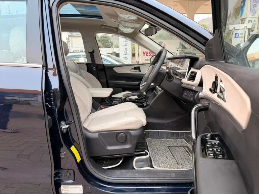 Mahindra XUV700 - Thumbnail 8