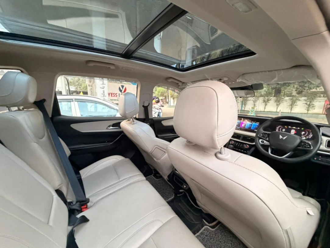 Mahindra XUV700 - Thumbnail 10