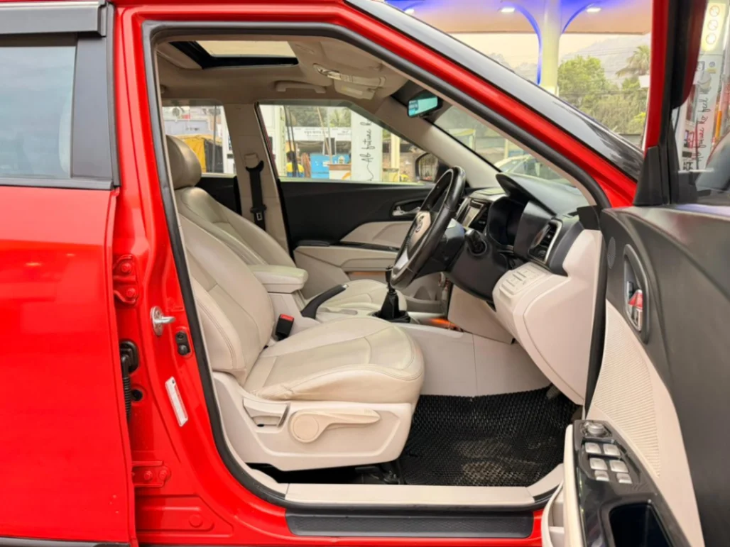 Mahindra XUV300 - Thumbnail 6
