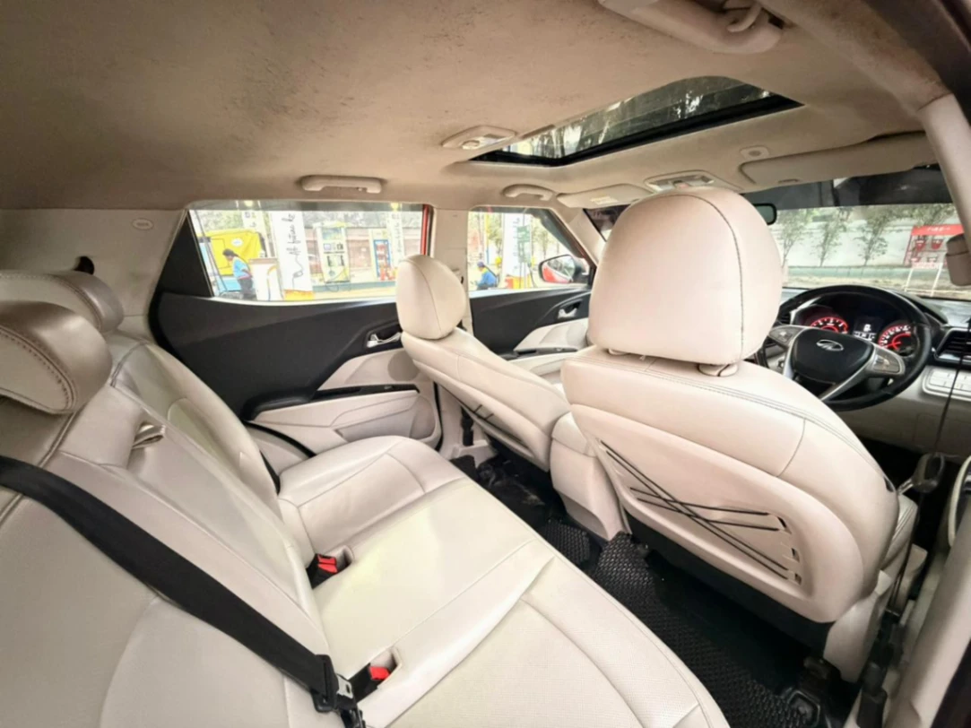 Mahindra XUV300 - Thumbnail 9