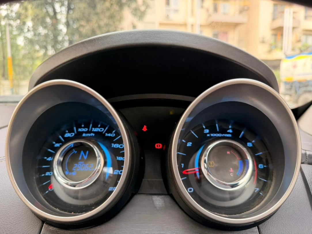 Mahindra XUV500 - Thumbnail 6