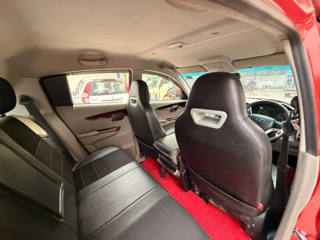 Mahindra KUV 100 - Thumbnail 5