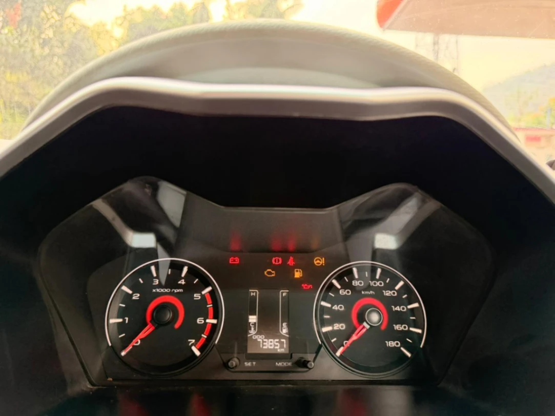 Mahindra KUV 100 - Thumbnail 8