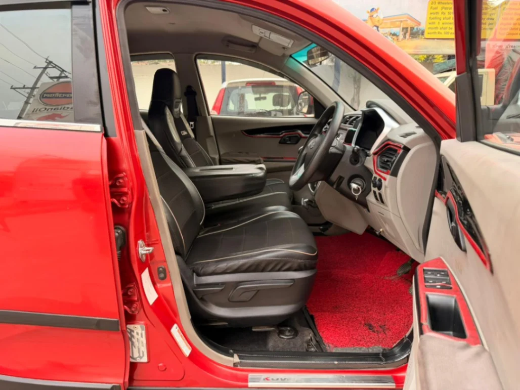 Mahindra KUV 100 - Thumbnail 9