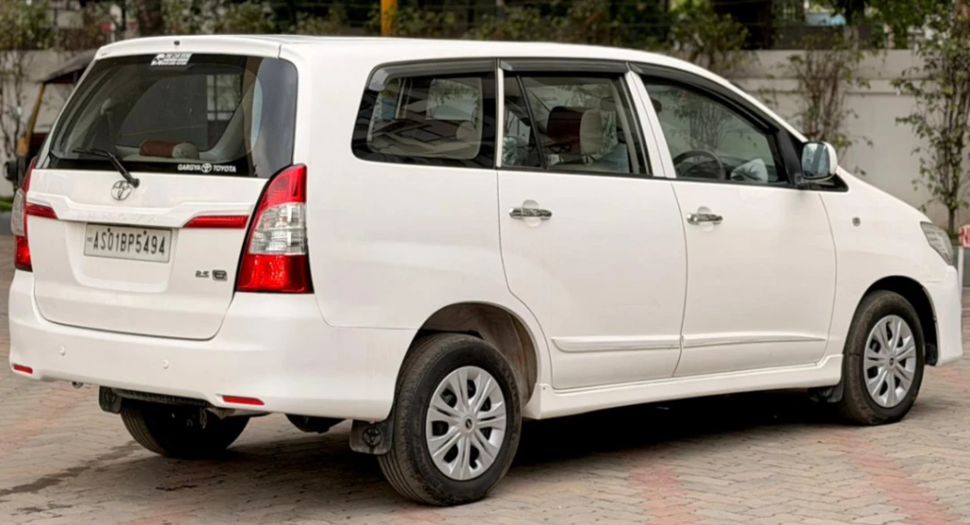 Toyota Innova - Thumbnail 2