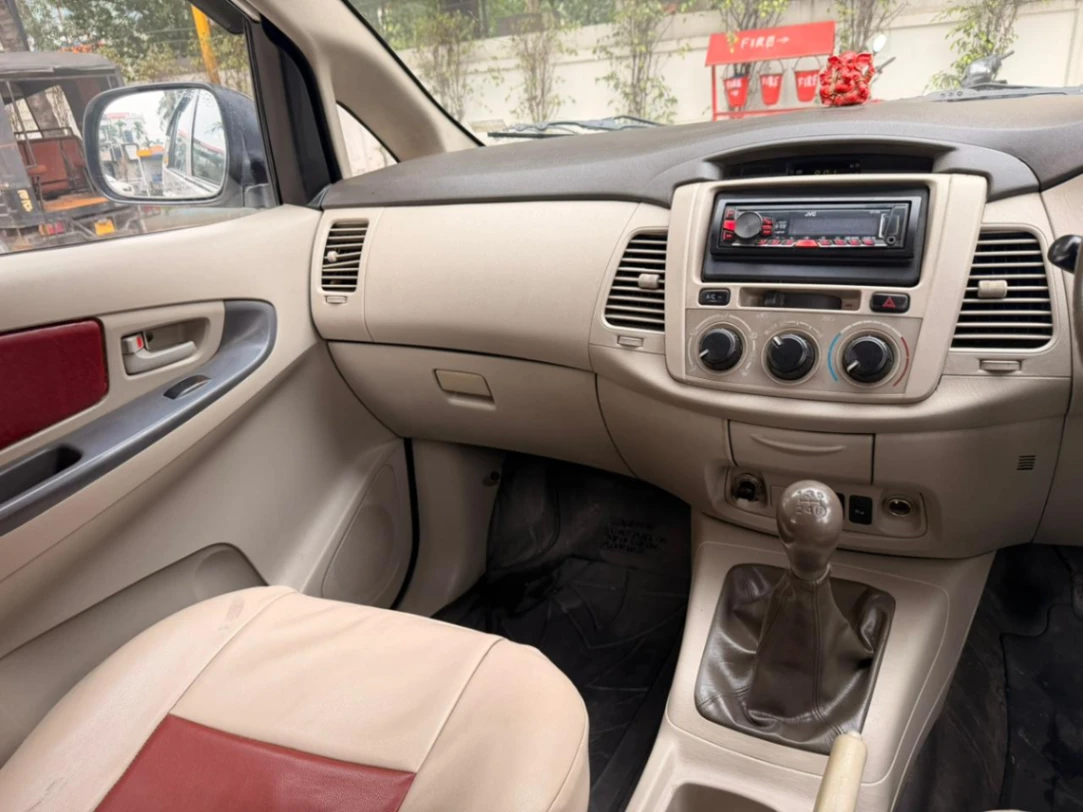 Toyota Innova - Thumbnail 3