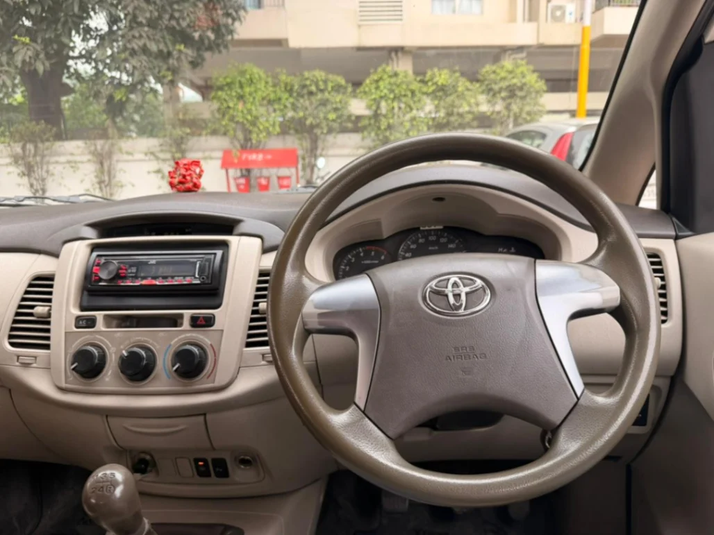 Toyota Innova - Thumbnail 6