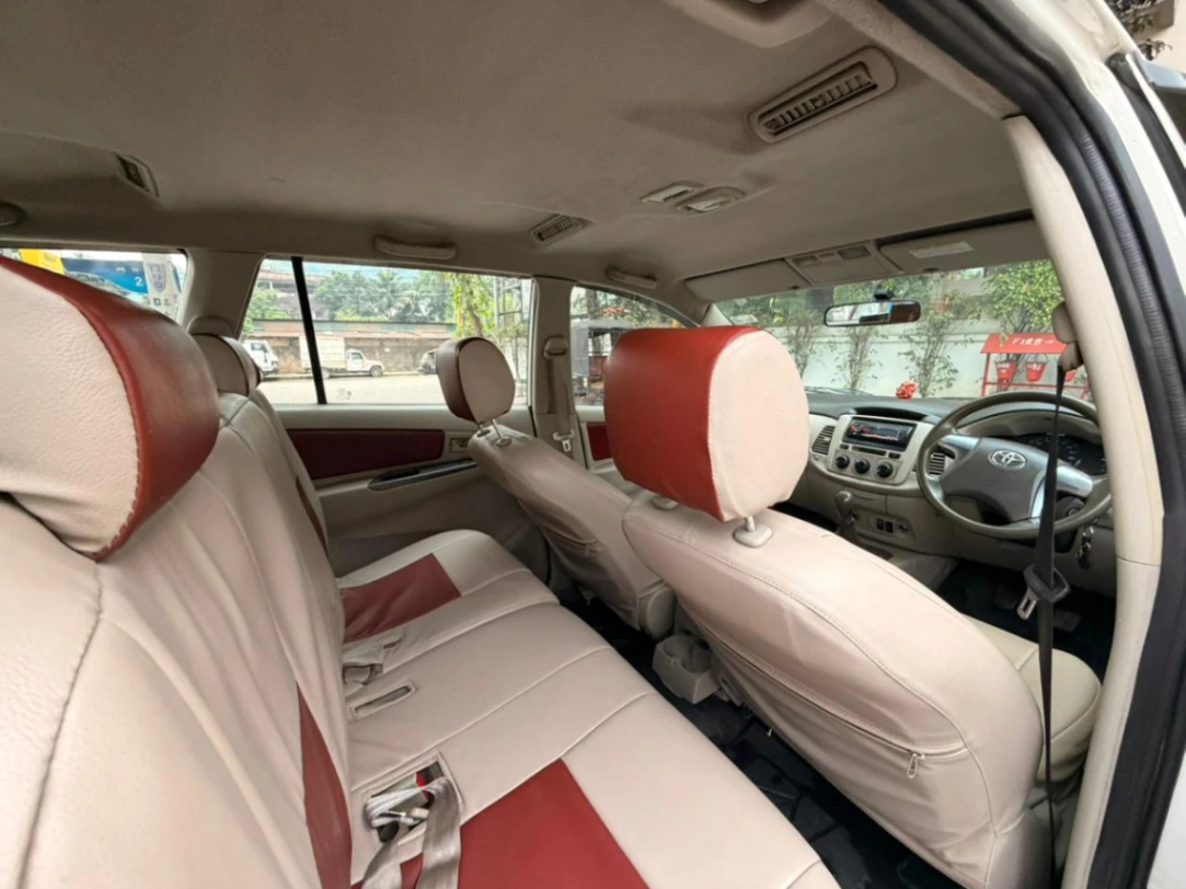 Toyota Innova - Thumbnail 8