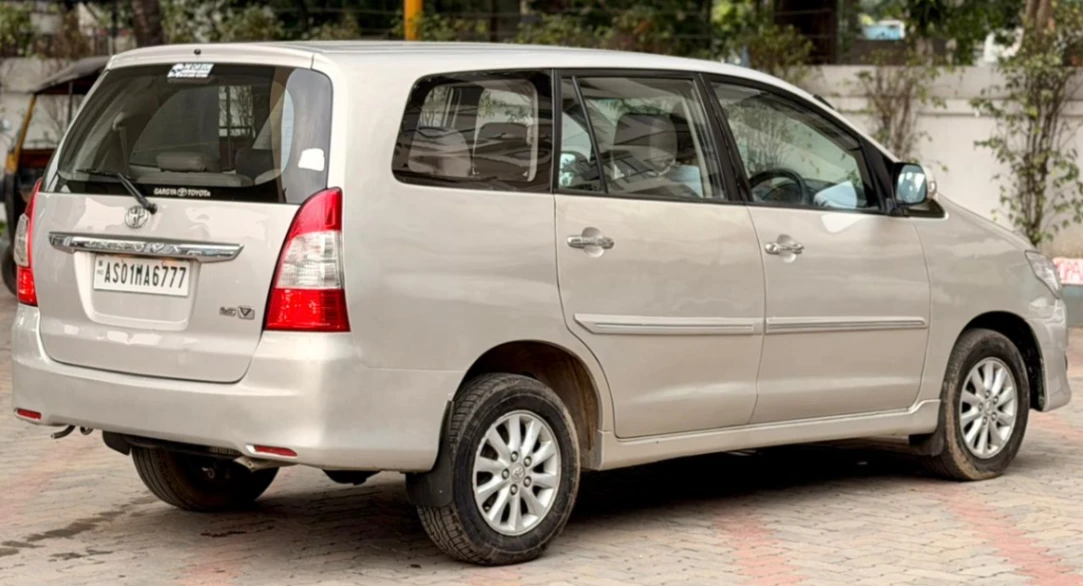 Toyota Innova - Thumbnail 2