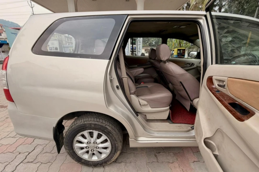 Toyota Innova - Thumbnail 4