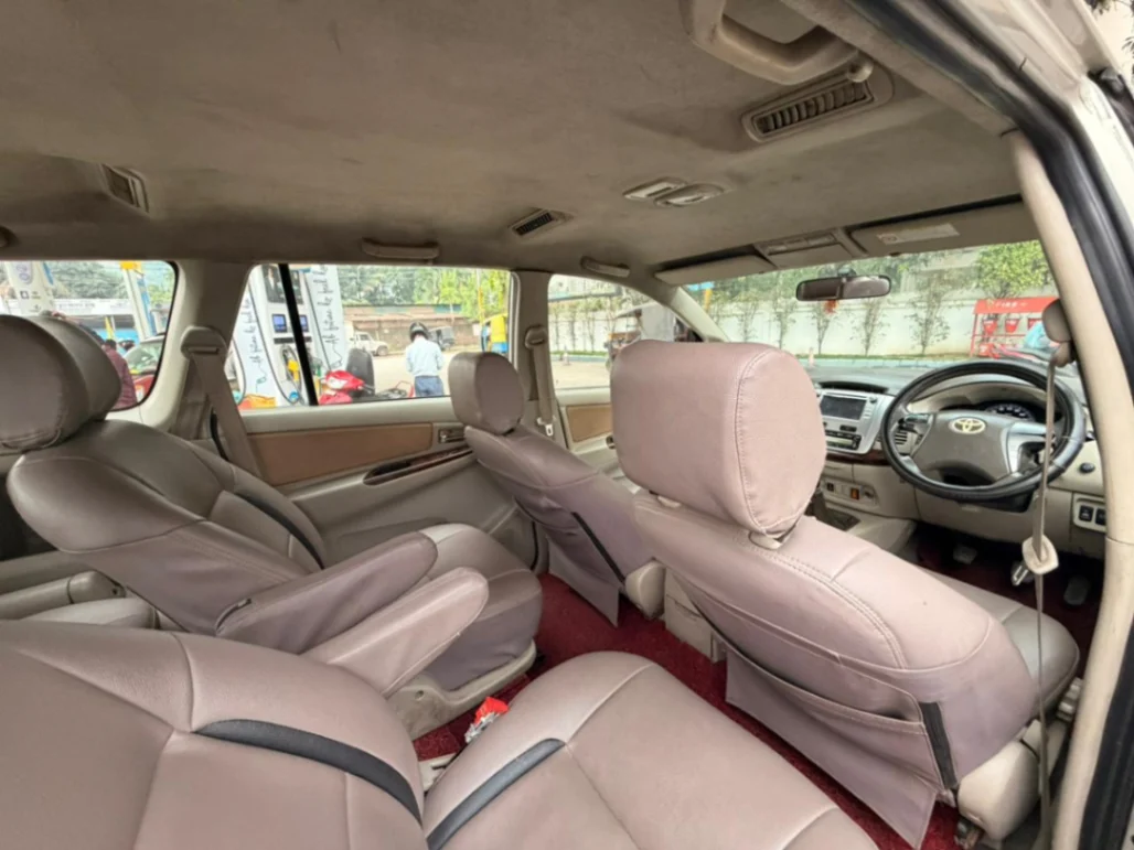 Toyota Innova - Thumbnail 8