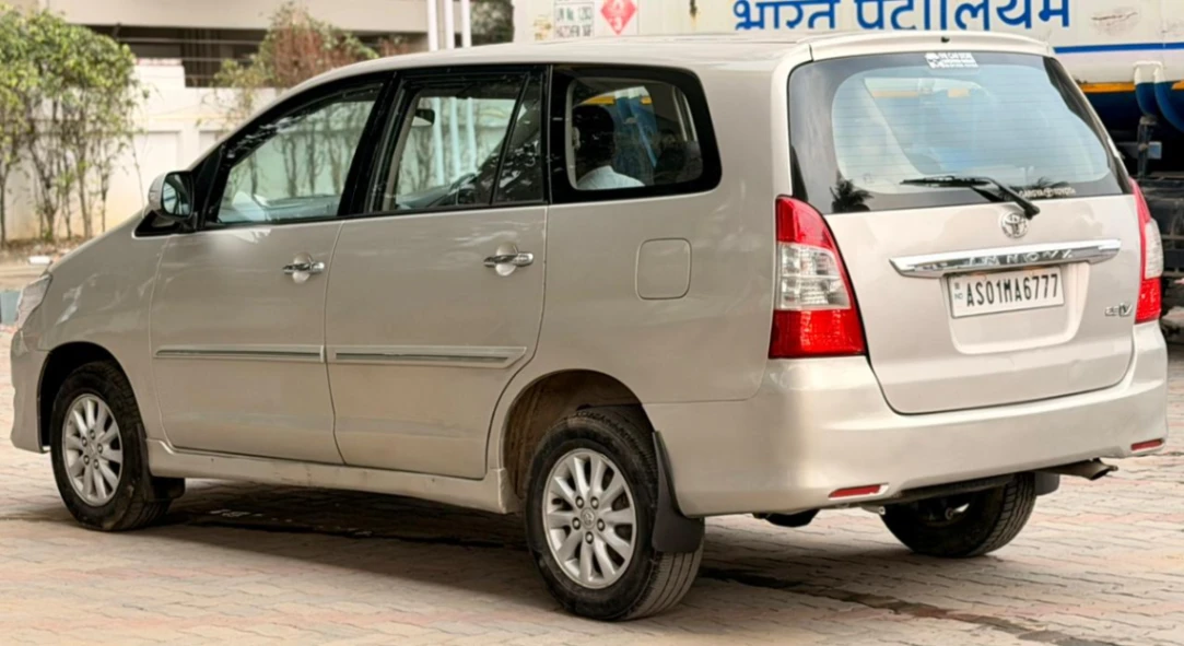Toyota Innova - Thumbnail 10
