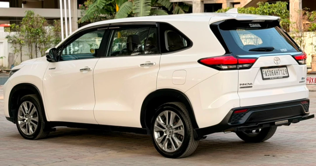 Toyota Innova Hycross - Thumbnail 2