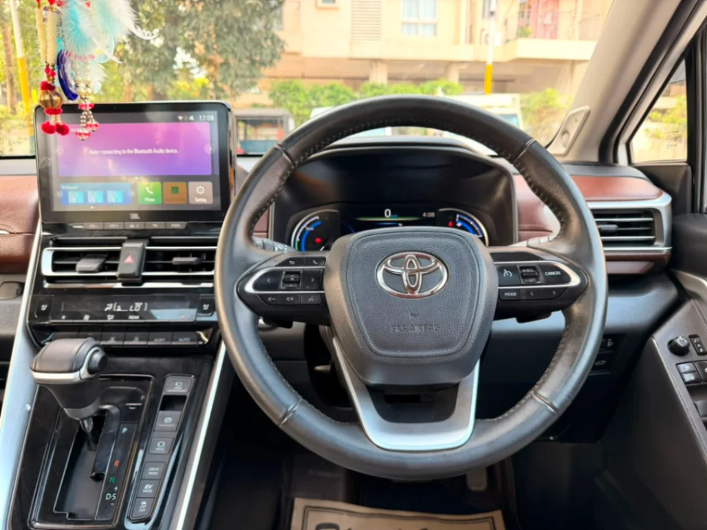 Toyota Innova Hycross - Thumbnail 4