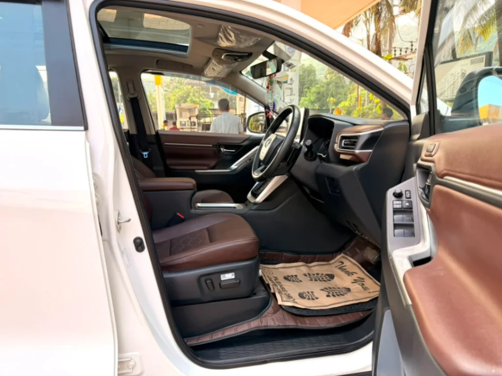 Toyota Innova Hycross - Thumbnail 8