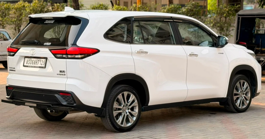 Toyota Innova Hycross - Thumbnail 9