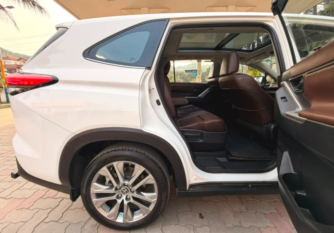 Toyota Innova Hycross - Thumbnail 10