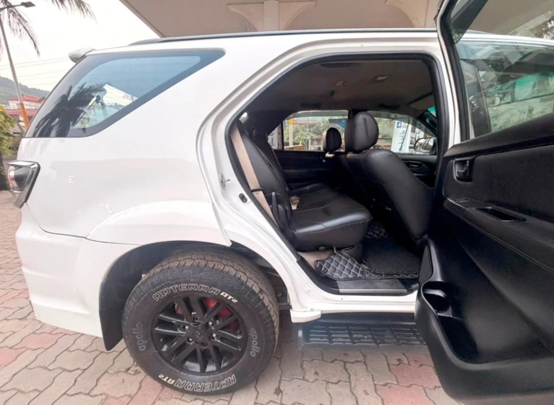 Toyota Fortuner - Thumbnail 7
