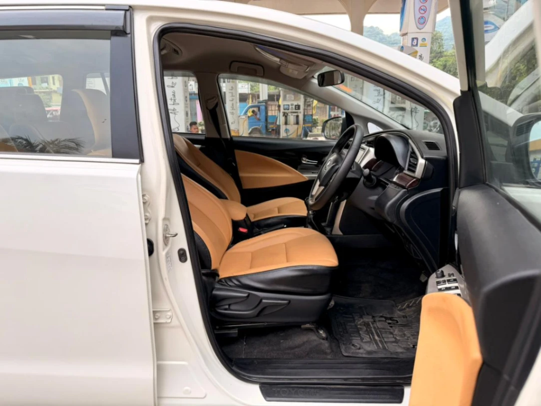 Toyota Innova - Thumbnail 4
