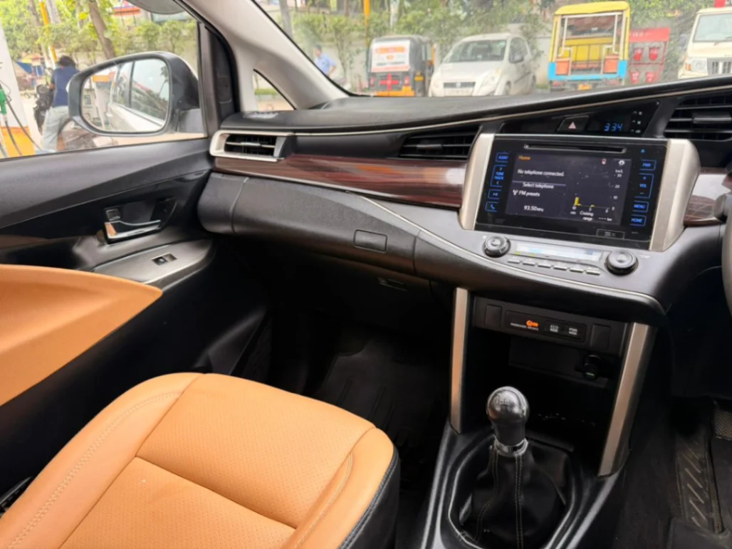 Toyota Innova - Thumbnail 6