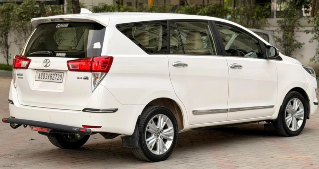 Toyota Innova Crysta - Thumbnail 3