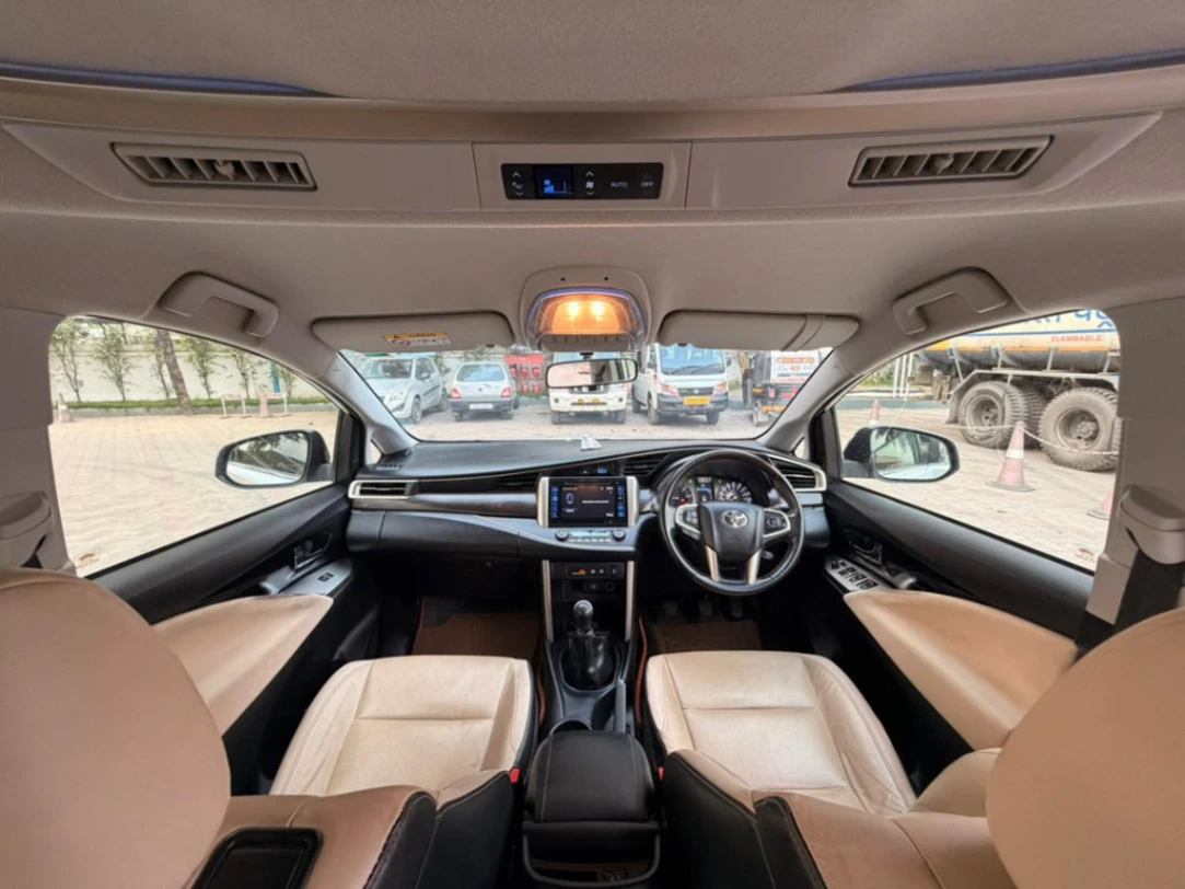 Toyota Innova Crysta - Thumbnail 10